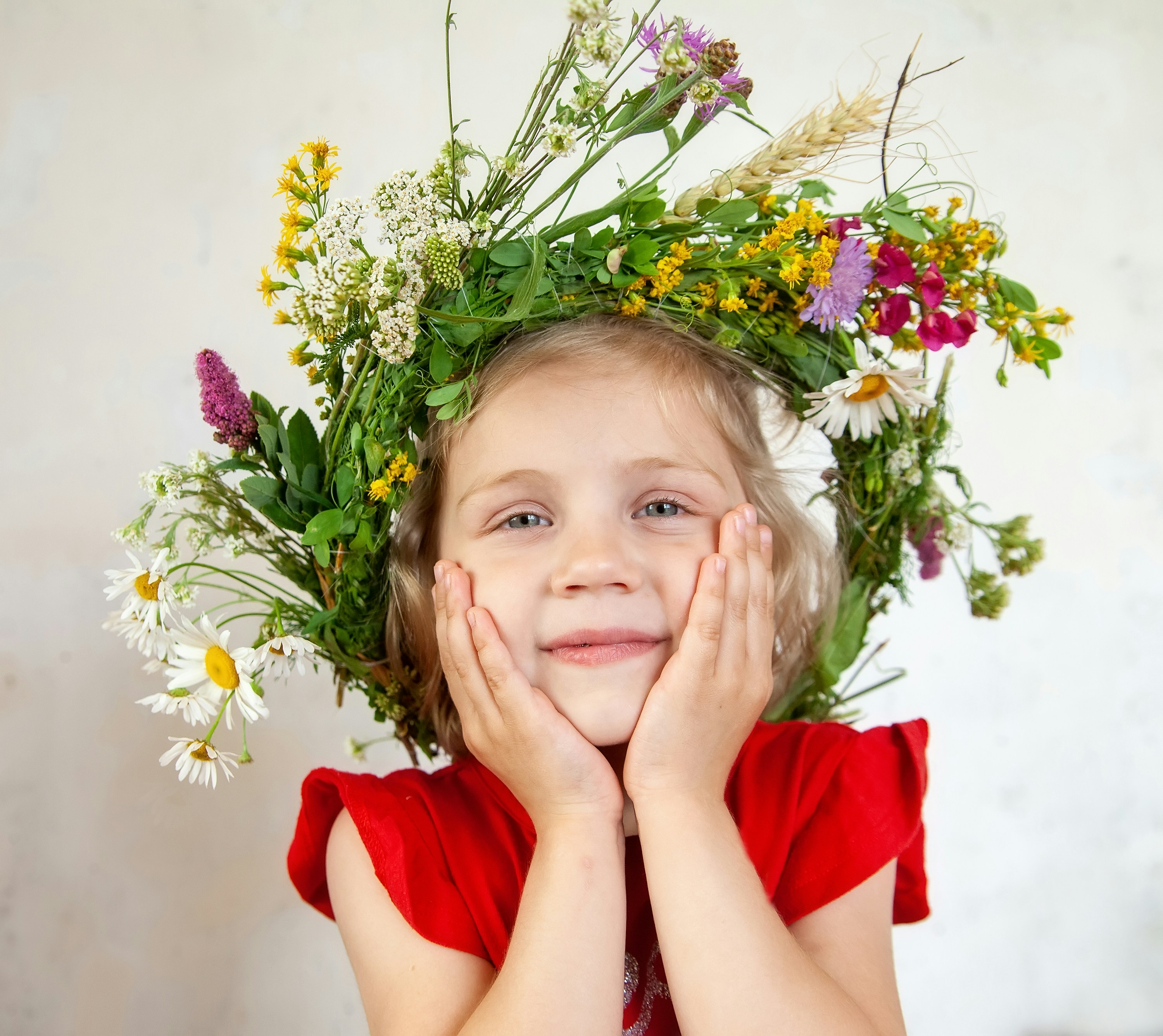 Pige med blomsterkrans i håret
