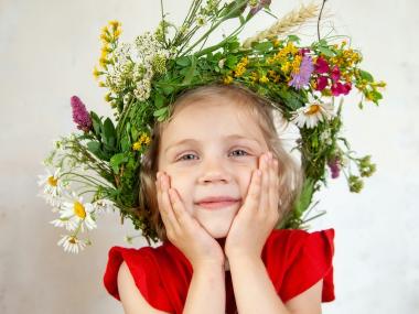 pige med blomsterkrans i håret